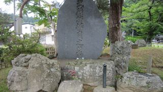 大きい墓石の後ろあります