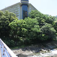 早川を見下ろすように建つ　ホテルの外観