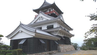 川之江城　　天守閣　　夏も見ごたえがあります。