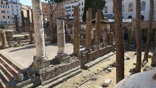 ローマの街歩きをしていて、突然現れる古代遺跡
