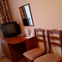 テレビと椅子と机