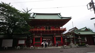 大きな朱塗りの門