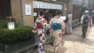 昔の街並みが徹底されてます。