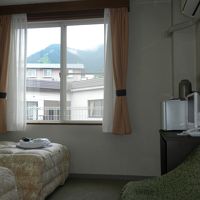 部屋は一人でもツインのお部屋。片方のベットはそっと使わずに