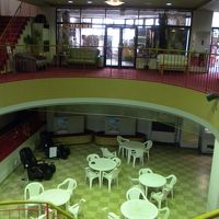 地階にあるイベント広場。１階のゲームコーナーも広々と昔風