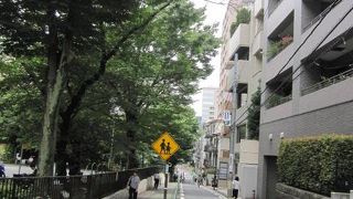 東郷元帥記念公園の西側の坂