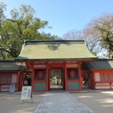 古くから博多の繁栄に寄与し、地元の信仰を集める神社