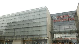 クラクフ中央駅隣接のショッピングモール
