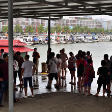 船乗り場には沢山の観光船が待っています。