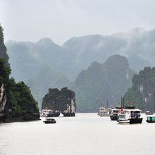 霧に霞むハロン湾は桂林の様です。