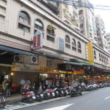 1階と2階にお店があります