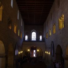 一番奥から出入り口方向に向かって．