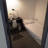 個室シングル。狭いが、深夜着の翌朝発なので気にならなかった