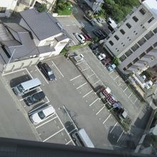 客室から駐車場を見下ろす