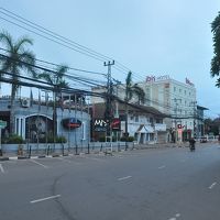 ナンブ広場（写真の左）の隣にあって、見つけやすい