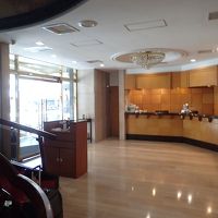 フロントデスク前。左が玄関