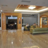 フロントの先には広いロビーがある