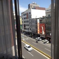 台南駅からのびてくる成功路が部屋の下に見えた