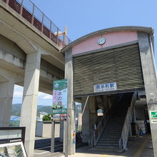 駅の入口。後ろの建物からも駅に行けます。