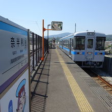 駅は片面ホームのみ。