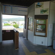 改札口は３階にあります。入った先がすぐホーム。