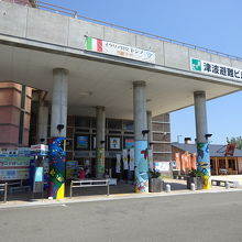 駅と一体になった物産店などが入った建物。兼ねて津波避難ビル。