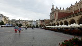 何台も馬車が通り過ぎる