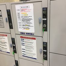 駅構内のコインロッカー