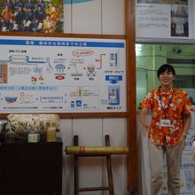 係の人が雪塩の製造過程を説明してくれます