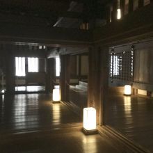 暗くなると行燈が点いた