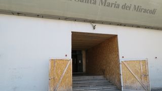 ただいま外壁修復工事中