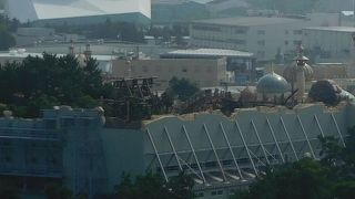 リアルな木や岩も裏から見ると・・・