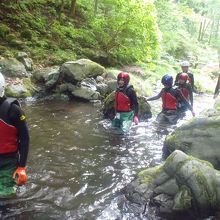 急な流れをさかのぼっていく