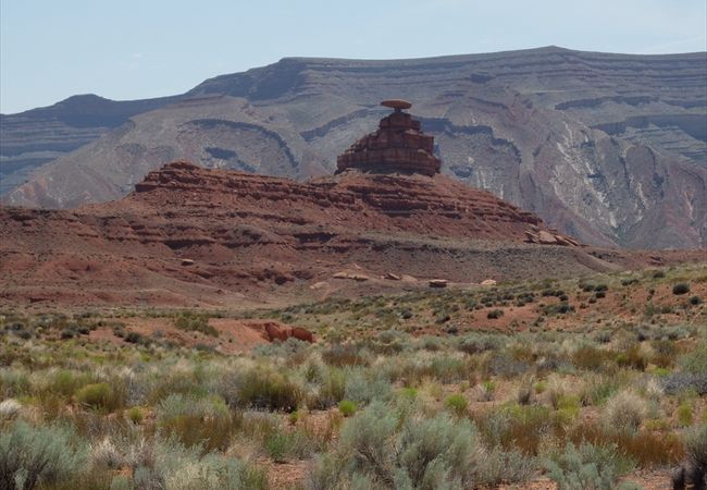 その名のごとくメキシコの帽子ソンブレロのような形の岩。