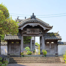 中島聖堂の大学門