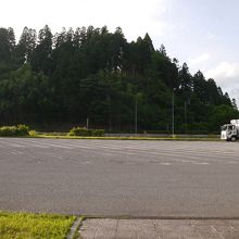 トイレ入口付近から見た駐車場正面