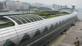 屋上テラスはキレイで、香港が一望