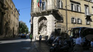 交通量の多い交差点の四隅に噴水がありました！