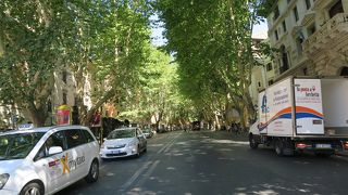 ヴェネト通りの南端には、蜂の噴水があり、ベルニーニの作品です