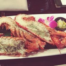 アメリカ的もりつけのロブスターが一人半分づつ　ついてきました