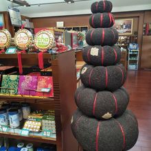 人の背丈ほどもあるプーアール茶のディスプレイ