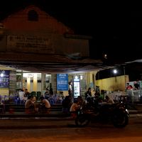 食堂は夜遅くまで賑わっています。