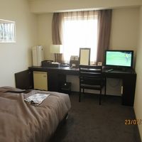 広い部屋とベッド