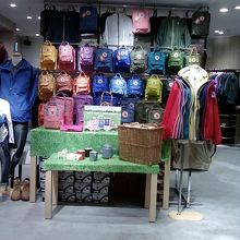 鮮やかな色が多いです。