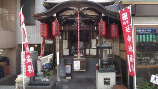 地域に溶け込んでいるのが窺える地蔵尊です