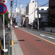 坂上方途中から坂下方向の眺め