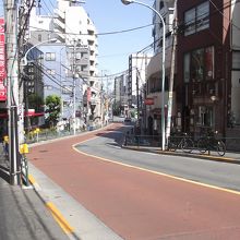 坂途中から坂下方向の眺め