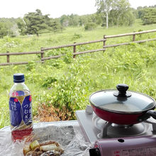 駐車場で車のリアゲートを開け、爽やか朝ごはん