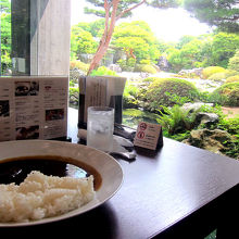 「喫茶室 翆」で日本庭園を見ながらのランチ。優雅な時間・・・