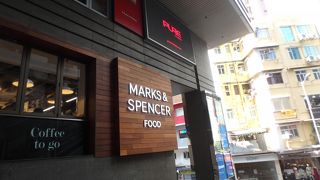 オシャレなパッケージのものがいっぱいのスーパー